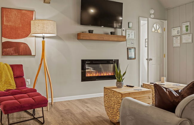 Inn the Poconos by Avantstay Private Lake Access Enclosed Hot Tub - Photo 8