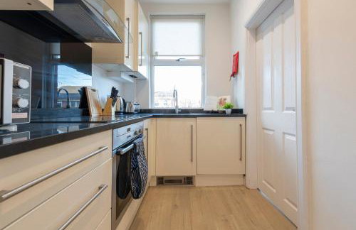 Spacious 2 Bedrooms House Near Leeds Centre, Free Parking, Ideal for Contractors & Long Stays - NordStay - Photo 6