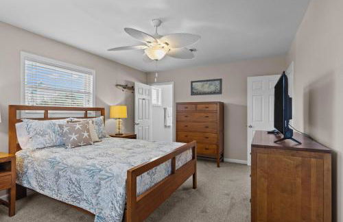 Colorful Emerald Isle Home Just Steps to Beach! - Foto 6