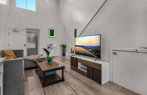 Modern 1 Bedroom Loft in Hollywood with Full Kitchen and Central AC Free Gated Parking - Photo 4