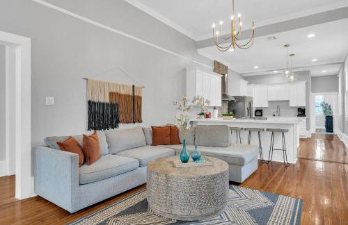 Bright Uptown home w gated parking - Foto 1