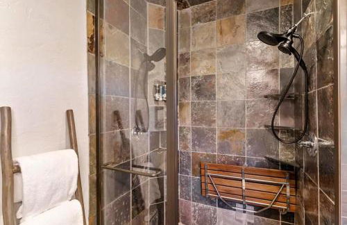 Family Mountain Getaway w Hot Tub and Amazing Views! Close to Hiking & Skiing - Foto 34