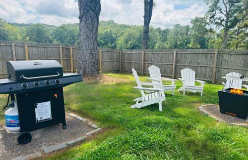 Rustic Chic Alabama Cabin w Loft Fire Pit Pet Friendly Fenced Yard Lake Guntersville - Lucky Lodge - Foto 58