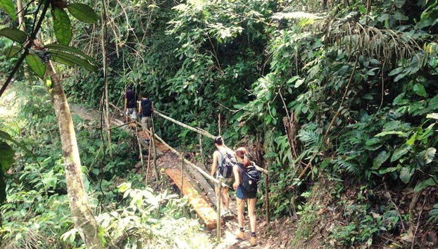 Caminando rumbo a la Catarata de Pucayaquillo