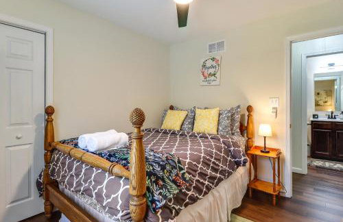 Lakefront Pocono Retreat w/ Hot Tub & Movie Hub - Foto 16