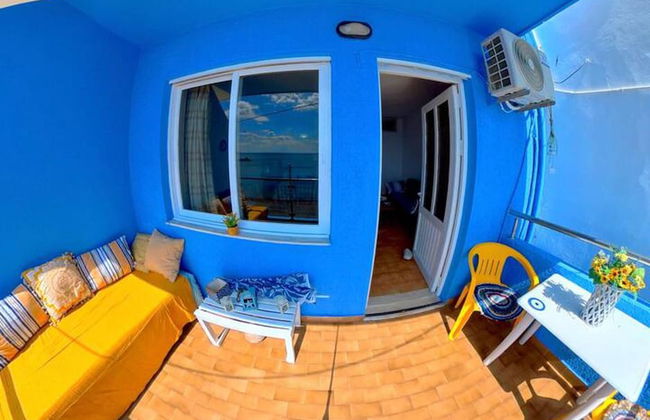 Blue House Beach Apartment - Sleeps 4 & Balcony - Photo 9