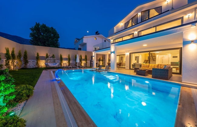 Luxury 4-bed Villa With Private Pool and Jacuzzi - Photo 27