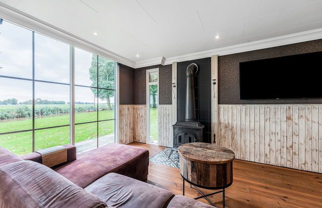 Fantastic Chalet Near Open Waterways, hot tub - Photo 17