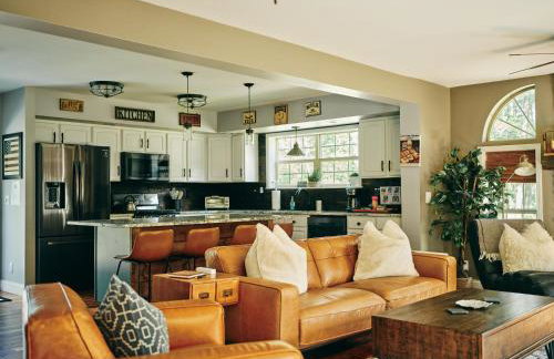 Bear House Catskills Cabin- Private Pool, Pond, Hot Tub, Dog-Friendly Sleeps 9 Adults - Foto 4