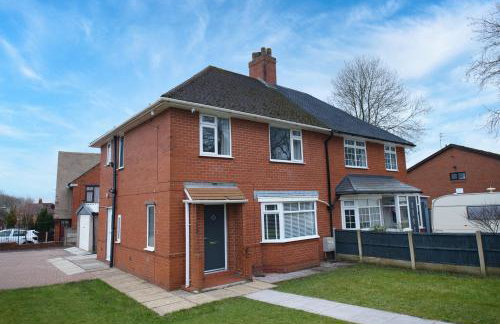 Westhoughton 3 Bedroom House - Free Parking - Photo 36