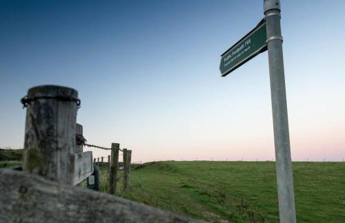 Fort Victoria Cottages - Sea View Cottage - Photo 12