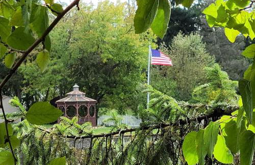 Large 1 BR Cottage, KING BED on the Lake - Foto 9