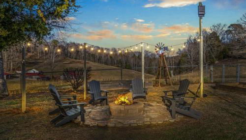 Hidden Star Hideaway-Blackberry Farm-Smoky Mtn Nat Park-Hot Tub- Fire Pit- Fenced Yard- Pet Friendly - Foto 2, Garden view