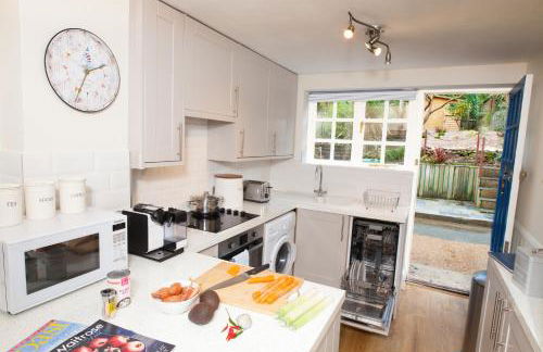 Fort Victoria Cottages - Sea View Cottage - Photo 9