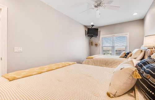 Dog-friendly beachfront dream with a wet bar & two furnished balconies - Foto 25