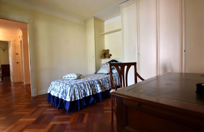 Luxurious Villa in Lombardy with Garden & Hot Tub - Photo 3