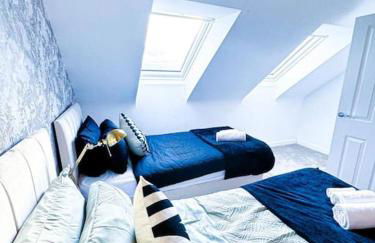 City Centre 3 Bedroom House Sleep upto 9 Guests with Garden and Parking - Foto 45