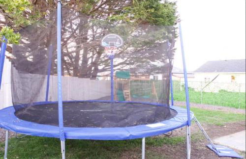 Private Home - Playground, Jumping Mat, BBQ, Darts, Firepit, Gazebo, 4 Smart TVs, White Cotton Bedding, - The Redwood Cul-De Sac Beach Retreat - Foto 3