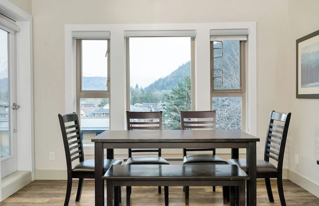 3BR Lakeside Penthouse Retreat - Photo 11