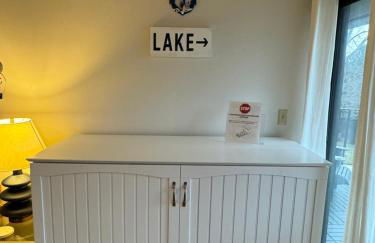 Newly Remodeled Mid-Century Modern Lake Condo - Foto 13