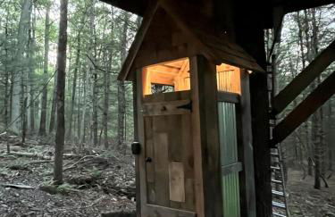 Eco-Friendly, Abstract Treehouse Surrounded by Wildlife and Hiking Trails For a Special Getaway in Sparrow Bush, New York - Foto 4