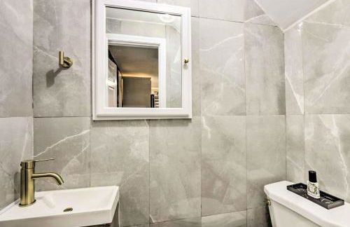 Upscale Waterbury Retreat with Indoor Hot Tub! - Foto 14