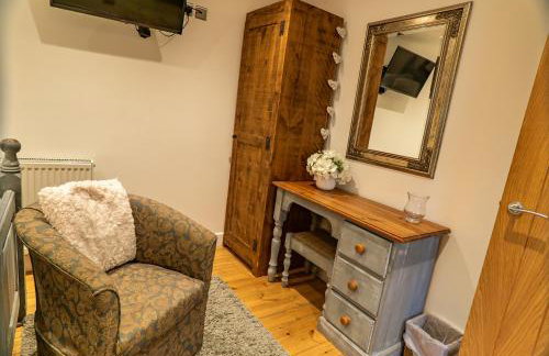 Pine cottage with private hot tub - Photo 7