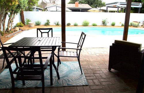 Cozy 3BR Home With Pool, Yard, Garage, and 80 inch TV! - Foto 44