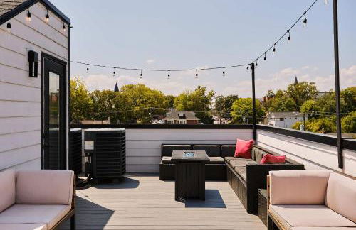 Stylish 3 Bed Retreat, Rooftop, Parking, Sleeps 10, Ensuite Baths, Bunk Room, Gourmet Kitchen, Cozy Living Space, Rooftop Views & Fire Table, Near Downtown, Distilleries & Marathon Village, 24 Hr Hospitality - Foto 23