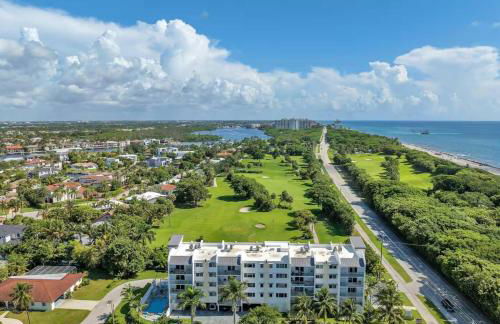 Across from Beach | Balcony • Pool • Parking • 2BR - Foto 29