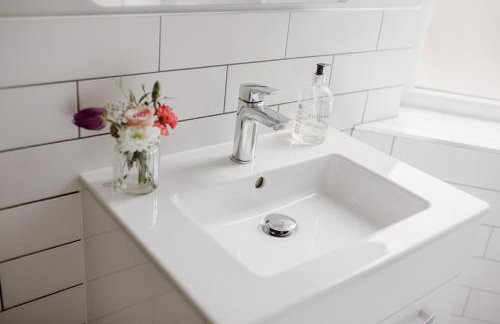 Sleeps 6 4 bedrooms 2 minute walk to the Square Hosted Happy Valley Cast - Photo 39