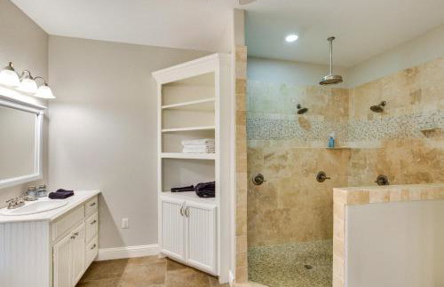 Unwind Fireside Wills Point Gem with Hot Tub and Pond - Foto 28