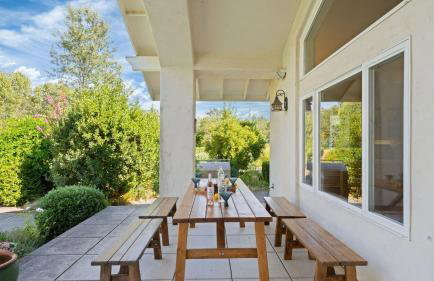 Vineyard Estate w Pool Spa Bocce Ball Mins to Wineries Park Lawndale Manor by AvantStay - Foto 33