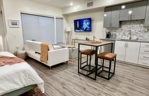 Downtown-King Bed-ADA Elevator-In Unit Laundry - Foto 20