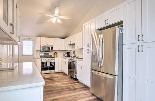 Waterfront Cottage with Private Beach and Deck! - Foto 8