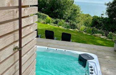 Relaxing private entrance ensuite room with stunning sea view and swimspa - Photo 16