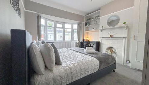 Promo Rate - New Malden 3BDR House with Garden & FREE Parking near Raynes Park, Kingston upon Thames & Wimbledon by NourNest Apartments - Foto 5, wardrobe, heating