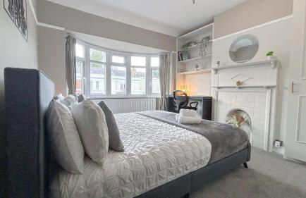 Promo Rate - New Malden 3BDR House with Garden & FREE Parking near Raynes Park, Kingston upon Thames & Wimbledon by NourNest Apartments - Foto 5