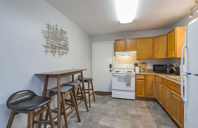 Savor the Homey Vibe at a Chilled Nest Five Min Downtown - Foto 13