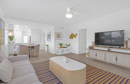 Waterfront Oasis 2BR 2BA with Pool, Gym, Balcony & Parking - Foto 30