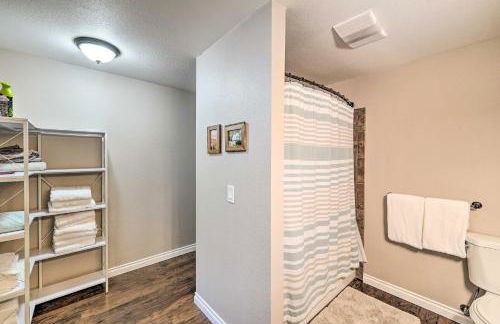 Dreamy Riverside Cabin with Fireplace and Grill - Foto 17