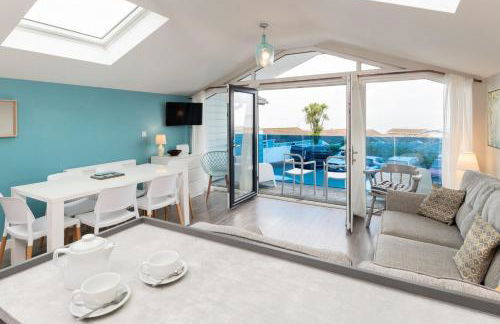 Seaside 3BD Retreat with Balcony & Stunning Views - Foto 5