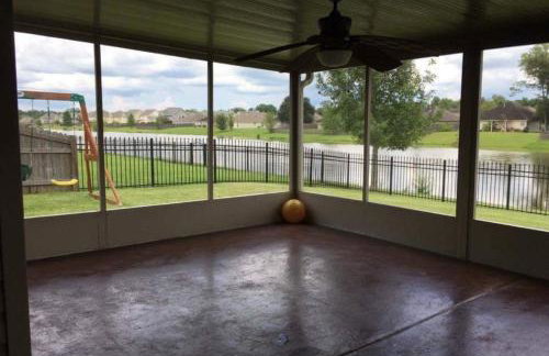 4BR 2BA Family Home On a Lake - Foto 7