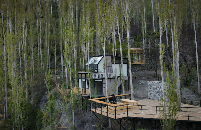 Stunning Cliff-edge 2-bedroom Chalet in Karimabad - Photo 33
