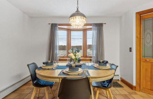 Spacious Accessible Waterfront Retreat with Hot Tub - Foto 15