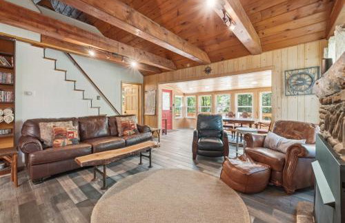 Sitting Bear Cottage with Hot Tub - Photo 8