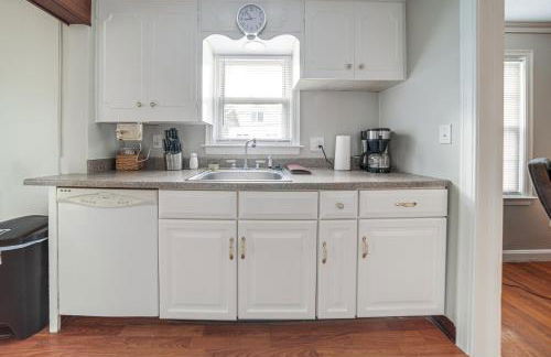 Walk to Lake Erie and Beach Access Home with Deck! - Foto 9