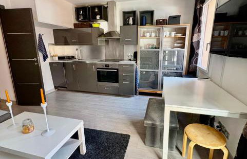 Appartement moderne et entièrement rénové en plein cœur du village, chambre séparée, balcon vue montagne, très proche des pistes - Foto 2