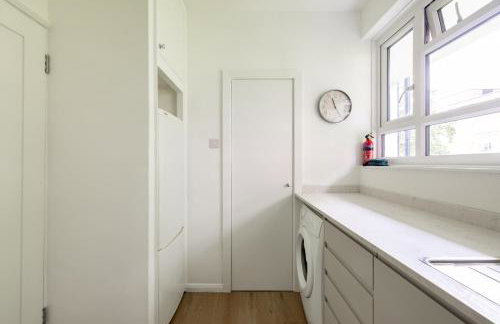 PenthouseStays Wimbledon - Chic 2 Bedroom King Bed Apartment with Balcony - 2 mins from Wimbledon Tennis Club and Museum - AELTC - Foto 19