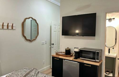 Stylish King Suite-FP-Hot Tub-Walk to All In OT - Photo 2